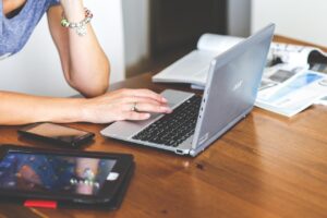債務整理をネット完結で行う際の相談可能なサービスは？