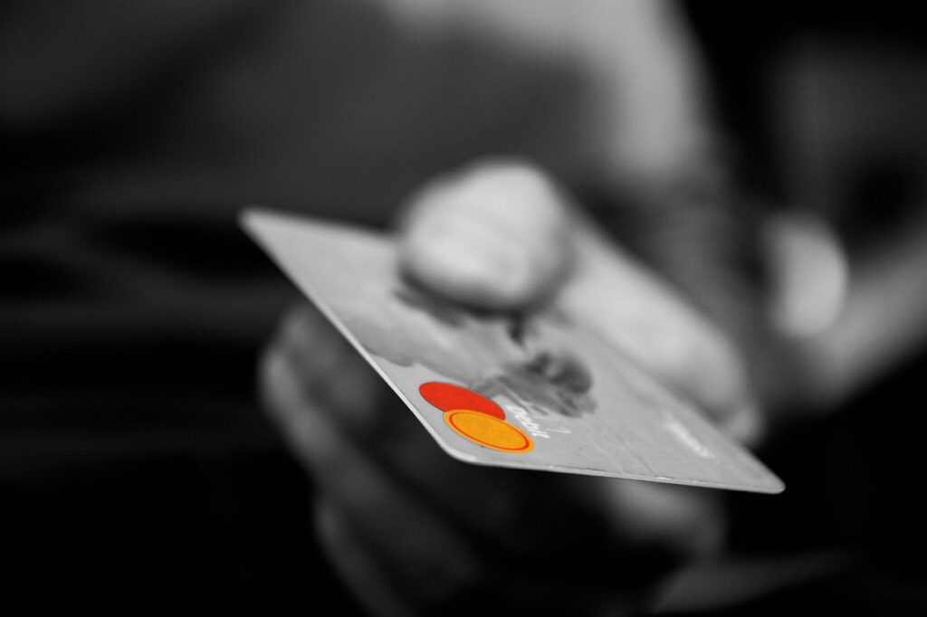 債務整理でクレジットカードが停止した場合、妻にバレるリスクはどのくらいあるのか？